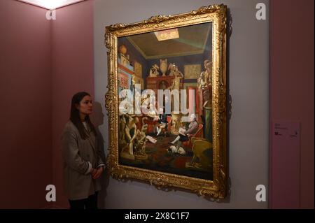 Johann Zoffany’s, Charles Townley and Friends in His Library at Park Street, Westminster est présenté chez Sotheby’s à Londres dans le cadre de « London : an Artistic Crossroads », une exposition d’un mois, gratuite et ouverte au public, organisée en partenariat avec 12 musées britanniques et Art UK. Cette œuvre historique dynamique est prêtée par la Towneley Hall Art Gallery and Museum de Burnley – siège ancestral de la figure principale de ce tableau, Charles Townley. Il sera visible au public chez Sotheby’s jusqu’au 5 juillet. Banque D'Images