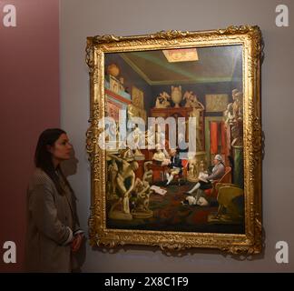 Johann Zoffany’s, Charles Townley and Friends in His Library at Park Street, Westminster est présenté chez Sotheby’s à Londres dans le cadre de « London : an Artistic Crossroads », une exposition d’un mois, gratuite et ouverte au public, organisée en partenariat avec 12 musées britanniques et Art UK. Cette œuvre historique dynamique est prêtée par la Towneley Hall Art Gallery and Museum de Burnley – siège ancestral de la figure principale de ce tableau, Charles Townley. Il sera visible au public chez Sotheby’s jusqu’au 5 juillet. Banque D'Images