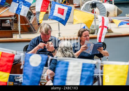 Londres, Royaume-Uni. 24 mai 2024. Dunkerque 'Little Ships' amarrés aux docks de St Katharine près de la Tour de Londres. L'évacuation de Dunkerque, baptisée opération Dynamo, a vu l'évacuation des soldats alliés pendant la seconde Guerre mondiale des plages et du port de Dunkerque entre le 26 mai et le 4 juin 1940. Environ 850 bateaux privés et 20 navires de guerre ont participé à l'opération et plus de 200 navires ont été perdus. Connus sous le nom de «petits navires», beaucoup de ces navires vivent sur, appartiennent à des particuliers et sont magnifiquement conservés. Organisé dans le cadre de l'Association des petits navires Dunkerque croisière commémorative, la fête de trois jours Banque D'Images