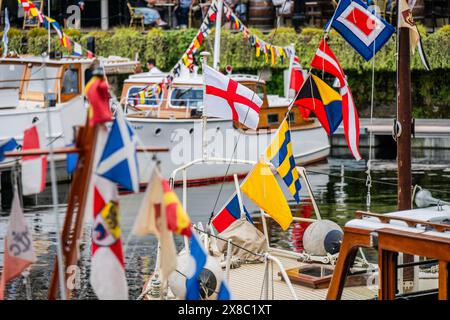 Londres, Royaume-Uni. 24 mai 2024. Dunkerque 'Little Ships' amarrés aux docks de St Katharine près de la Tour de Londres. L'évacuation de Dunkerque, baptisée opération Dynamo, a vu l'évacuation des soldats alliés pendant la seconde Guerre mondiale des plages et du port de Dunkerque entre le 26 mai et le 4 juin 1940. Environ 850 bateaux privés et 20 navires de guerre ont participé à l'opération et plus de 200 navires ont été perdus. Connus sous le nom de «petits navires», beaucoup de ces navires vivent sur, appartiennent à des particuliers et sont magnifiquement conservés. Organisé dans le cadre de l'Association des petits navires Dunkerque croisière commémorative, la fête de trois jours Banque D'Images