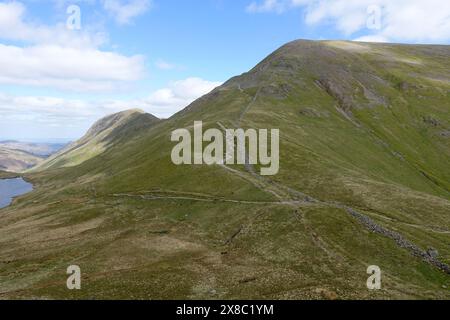 Chemin vers le Wainwrights Fairfield & St Sunday Crag de Grisedale Hause par Grisedale Tarn dans le parc national du Lake District, Cumbria, Angleterre, Royaume-Uni. Banque D'Images