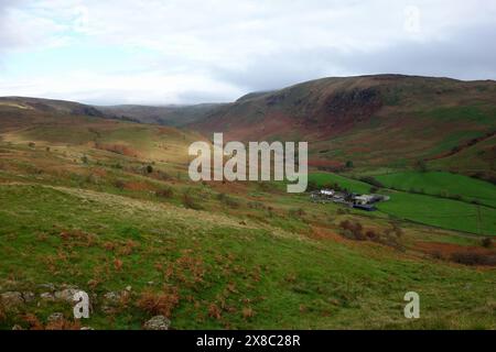 Ferme Dry Howe dans la vallée de Banniisdale près de Kendal dans le parc national du Lake District, Cumbria, Angleterre, Royaume-Uni. Banque D'Images