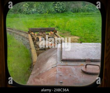 vue à travers la fenêtre d'une vieille locomotive Banque D'Images