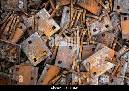tas de bêtes rouillées, clous et plaques de montage pour les anciennes voies ferrées Banque D'Images