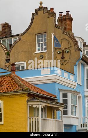 Maisons en bord de mer en face du South Lookout à Aldeburgh, Suffolk, Royaume-Uni en avril Banque D'Images