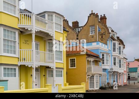 Maisons en bord de mer en face du South Lookout à Aldeburgh, Suffolk, Royaume-Uni en avril Banque D'Images