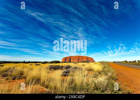 Grand angle de vue d'Uluru, comme vu de l'intérieur de l'Uluru-Kata Tjuta National Park, Territoire du Nord, Australie Banque D'Images