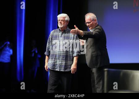 Cannes, France. 24 mai 2024. Thierry Fremaux, directeur du Festival de Cannes, accueille George Lucas sur scène au rendez-vous avec George Lucas lors du 77e Festival de Cannes au Palais des Festivals le 24 mai 2024 à Cannes. Photo de JP PARIENTE/Pool/ABACAPRESS. COM Credit : Abaca Press/Alamy Live News Banque D'Images