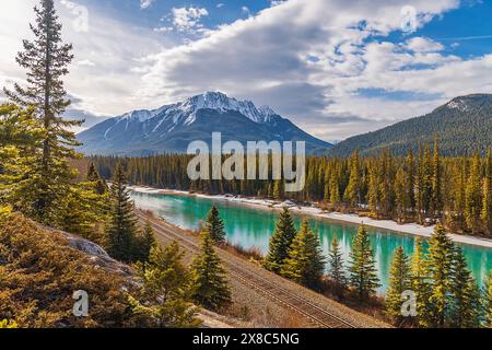 Rivière à travers Un parc Banff Mountain sous Un ciel ensoleillé Banque D'Images