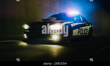 Voiture de patrouille de la circulation de nuit en poursuite conduisant rapidement avec des sirènes flamboyantes dans les rues de la ville. Des officiers de la loi poursuivent un suspect. Flics dans Squad car prêt à combattre le crime. Prise de vue nocturne cinématographique Banque D'Images