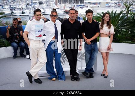 Cannes, France. 24 mai 2024. François civil, Adele Exarchopoulos, Gilles Lellouche, Malik Frikah et Mallory Wanecque assistent à la Photocall ''L'amour Ouf'' lors de la 77e édition du Festival de Cannes au Palais des Festivals le 24 mai 2024 à Cannes, France. (Photo de Daniele Cifala/NurPhoto) crédit : NurPhoto SRL/Alamy Live News Banque D'Images