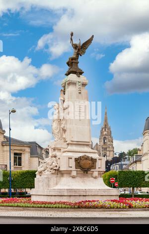 Soissons, France - 09 juin 2020 : Mémorial de guerre au centre de la place Fernand Marquigny devant la cathédrale Saint-Gervais-et-Saint-Protais Banque D'Images