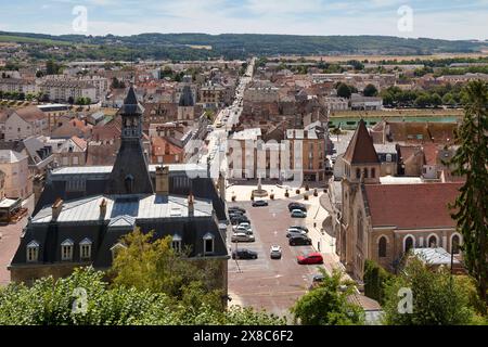 Château-Thierry, France - 23 juillet 2020 : vue aérienne de Château-Thierry avec l'hôtel de ville et le temple protestant au premier plan et la Tour Bal Banque D'Images