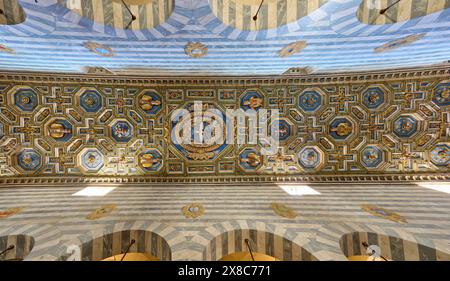 Plan intérieur avec plafond de la cathédrale de Volterra, dédiée à l'Assomption de la Vierge, Cattedrale di Santa Maria Assunta, Volterra, Toscane Banque D'Images