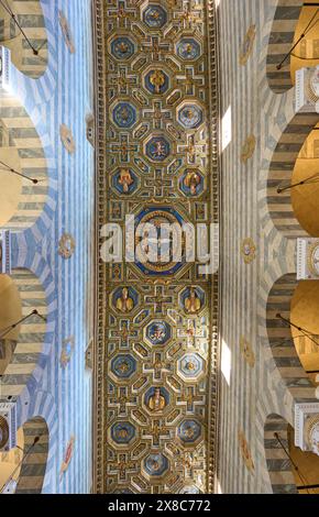 Plan intérieur avec plafond de la cathédrale de Volterra, dédiée à l'Assomption de la Vierge, Cattedrale di Santa Maria Assunta, Volterra, Toscane Banque D'Images