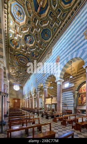 Plan intérieur avec plafond de la cathédrale de Volterra, dédiée à l'Assomption de la Vierge, Cattedrale di Santa Maria Assunta, Volterra, Toscane Banque D'Images