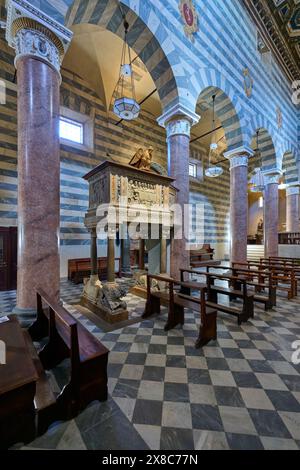 Plan intérieur de la cathédrale de Volterra, dédiée à l'Assomption de la Vierge, Cattedrale di Santa Maria Assunta, Volterra, Toscane, Italie Banque D'Images