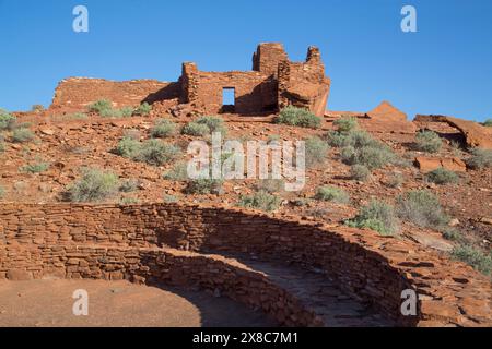 En premier plan, Kiva Wupatki Pueblo, peuplé d'environ 1 100 à 1 250 AD AD, Wupatki National Monument, Arizona, USA Banque D'Images