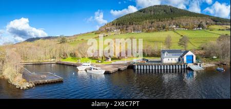 La station RNLI Lifeboat sur le Loch Ness se trouve à côté de Temple Pier, pris par un matin de printemps lumineux. Banque D'Images