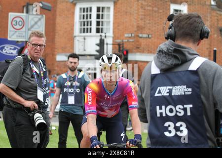 Colchester, Royaume-Uni. 24 mai 2024. La Ford RideLondon classique 2024, une course UCI Women's World Tour, a débuté aujourd'hui avec la première étape se terminant dans la ville de Colchester. Beaucoup des meilleures coureuses féminines participeront à trois étapes sur trois jours dans l'une des courses sur route d'élite du calendrier cycliste. Lorena Wiebes de Team SD Worx-ProTime remporte la première étape. Crédit : Eastern Views/Alamy Live News Banque D'Images