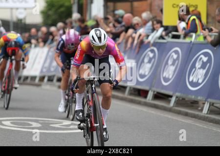 Colchester, Royaume-Uni. 24 mai 2024. La Ford RideLondon classique 2024, une course UCI Women's World Tour, a débuté aujourd'hui avec la première étape se terminant dans la ville de Colchester. Beaucoup des meilleures coureuses féminines participeront à trois étapes sur trois jours dans l'une des courses sur route d'élite du calendrier cycliste. Lorena Wiebes de Team SD Worx-ProTime remporte la première étape. Crédit : Eastern Views/Alamy Live News Banque D'Images