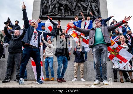 Un groupe d'Anglais chantant à Trafalgar Square pendant les célébrations de la Saint-Georges, Londres, Royaume-Uni. Banque D'Images