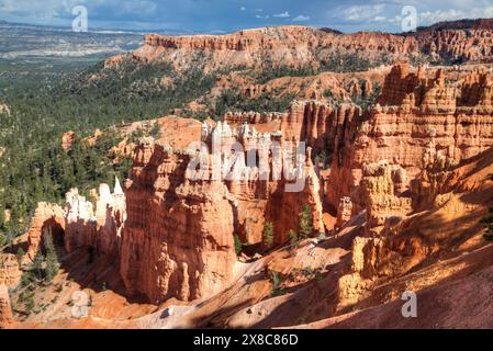 Les cheminées de repris de la Rim Trail près de Sunset Point, Bryce Canyon National Park, Utah, USA Banque D'Images