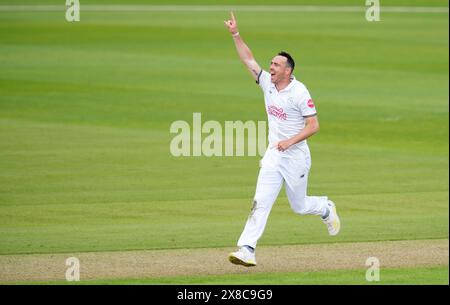 Kyle Abbott du Hampshire célèbre avoir pris le guichet de Jordan Clark du Surrey lors de la première journée du Vitality County Championship match à l'Utilita Bowl, Southampton. Date de la photo : vendredi 24 mai 2024. Banque D'Images