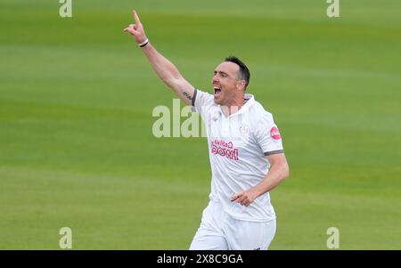 Kyle Abbott du Hampshire célèbre avoir pris le guichet de Sean Abbott du Surrey lors de la première journée du Vitality County Championship match à l'Utilita Bowl, Southampton. Date de la photo : vendredi 24 mai 2024. Banque D'Images