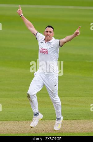 Kyle Abbott du Hampshire célèbre avoir pris le guichet de Gus Atkinson du Surrey lors de la première journée du Vitality County Championship match au Utilita Bowl, Southampton. Date de la photo : vendredi 24 mai 2024. Banque D'Images