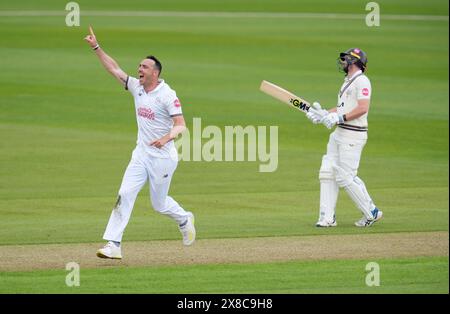 Kyle Abbott du Hampshire (à gauche) célèbre avoir pris le guichet de Sean Abbott du Surrey lors de la première journée du Vitality County Championship match au Utilita Bowl, Southampton. Date de la photo : vendredi 24 mai 2024. Banque D'Images