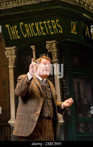 James Corden (Francis Henshall) dans ONE MAN, TWO GUVNORS de Richard Bean au Lyttelton Theatre, National Theatre (NT), Londres SE1 24/05/2011 après le design de Goldoni 'The servant of Two Masters' : Mark Thompson éclairage : Mark Henderson réalisateur : Nicholas Hytner Banque D'Images