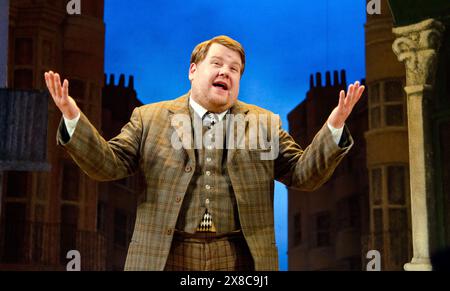 James Corden (Francis Henshall) dans ONE MAN, TWO GUVNORS de Richard Bean au Lyttelton Theatre, National Theatre (NT), Londres SE1 24/05/2011 après le design de Goldoni 'The servant of Two Masters' : Mark Thompson éclairage : Mark Henderson réalisateur : Nicholas Hytner Banque D'Images