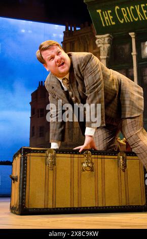 James Corden (Francis Henshall) dans ONE MAN, TWO GUVNORS de Richard Bean au Lyttelton Theatre, National Theatre (NT), Londres SE1 24/05/2011 après le design de Goldoni 'The servant of Two Masters' : Mark Thompson éclairage : Mark Henderson réalisateur : Nicholas Hytner Banque D'Images