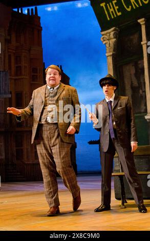 James Corden (Francis Henshall), Jemima Rooper (Rachel Crabbe) dans ONE MAN, TWO GUVNORS de Richard Bean au Lyttelton Theatre, National Theatre (NT), Londres SE1 24/05/2011 après le design de Goldoni 'The servant of Two Masters' : Mark Thompson éclairage : Mark Henderson réalisateur : Nicholas Hytner Banque D'Images