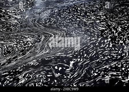 Mousse et lumière réfléchie créant des dessins abstraits sur la surface de la rivière coulante - Preuilly-sur-Claise, Indre-et-Loire (37), France. Banque D'Images