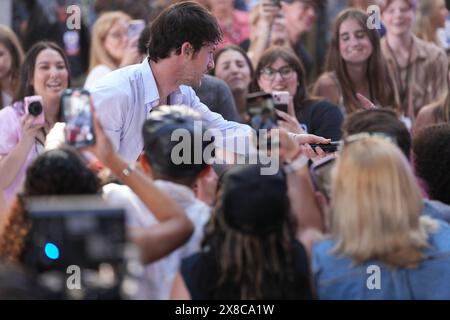 24 mai 2024, New York, New York : (NOUVEAU) Wallows Electrifie Rockefeller Plaza avec Morning performance on the Today Show. 24 mai 2024, New York, USA : Wallows est un groupe de rock alternatif américain connu pour son son énergique et mélodique. Formé à Los Angeles, le groupe se compose de Dylan Minnette (chant, guitare), connu pour son rôle d'acteur dans 13 Reasons Why ; Braeden Lemasters (chant, guitare), également acteur dans des spectacles comme Men of a certain Age ; et Cole Preston (batterie). Ils ont gagné en popularité avec des hits comme ''vous ennuyez-vous encore?'' et sont devenus connus pour leur performance live dynamique Banque D'Images