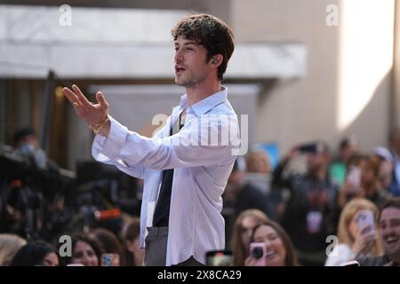 24 mai 2024, New York, New York : (NOUVEAU) Wallows Electrifie Rockefeller Plaza avec Morning performance on the Today Show. 24 mai 2024, New York, USA : Wallows est un groupe de rock alternatif américain connu pour son son énergique et mélodique. Formé à Los Angeles, le groupe se compose de Dylan Minnette (chant, guitare), connu pour son rôle d'acteur dans 13 Reasons Why ; Braeden Lemasters (chant, guitare), également acteur dans des spectacles comme Men of a certain Age ; et Cole Preston (batterie). Ils ont gagné en popularité avec des hits comme ''vous ennuyez-vous encore?'' et sont devenus connus pour leur performance live dynamique Banque D'Images