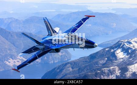 Avion de démonstration CF-18 de l'Aviation royale canadienne au-dessus des montagnes de la Colombie-Britannique, Canada Banque D'Images