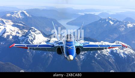 Le CF-18 Hornet Demo Jet de l'Aviation royale canadienne survole le paysage de la Colombie-Britannique, Colombie-Britannique, Canada Banque D'Images