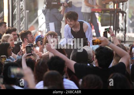 24 mai 2024, New York, New York : (NOUVEAU) Wallows Electrifie Rockefeller Plaza avec Morning performance on the Today Show. 24 mai 2024, New York, USA : Wallows est un groupe de rock alternatif américain connu pour son son énergique et mélodique. Formé à Los Angeles, le groupe se compose de Dylan Minnette (chant, guitare), connu pour son rôle d'acteur dans 13 Reasons Why ; Braeden Lemasters (chant, guitare), également acteur dans des spectacles comme Men of a certain Age ; et Cole Preston (batterie). Ils ont gagné en popularité avec des hits comme ''vous ennuyez-vous encore?'' et sont devenus connus pour leur performance live dynamique Banque D'Images