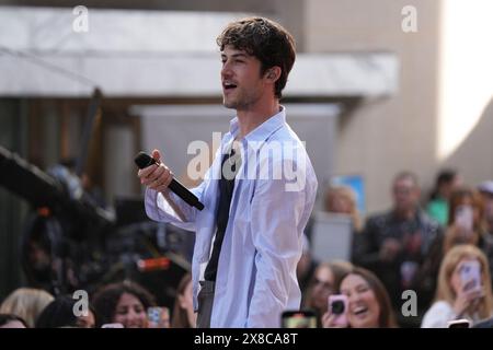 24 mai 2024, New York, New York : (NOUVEAU) Wallows Electrifie Rockefeller Plaza avec Morning performance on the Today Show. 24 mai 2024, New York, USA : Wallows est un groupe de rock alternatif américain connu pour son son énergique et mélodique. Formé à Los Angeles, le groupe se compose de Dylan Minnette (chant, guitare), connu pour son rôle d'acteur dans 13 Reasons Why ; Braeden Lemasters (chant, guitare), également acteur dans des spectacles comme Men of a certain Age ; et Cole Preston (batterie). Ils ont gagné en popularité avec des hits comme ''vous ennuyez-vous encore?'' et sont devenus connus pour leur performance live dynamique Banque D'Images