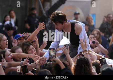 24 mai 2024, New York, New York : (NOUVEAU) Wallows Electrifie Rockefeller Plaza avec Morning performance on the Today Show. 24 mai 2024, New York, USA : Wallows est un groupe de rock alternatif américain connu pour son son énergique et mélodique. Formé à Los Angeles, le groupe se compose de Dylan Minnette (chant, guitare), connu pour son rôle d'acteur dans 13 Reasons Why ; Braeden Lemasters (chant, guitare), également acteur dans des spectacles comme Men of a certain Age ; et Cole Preston (batterie). Ils ont gagné en popularité avec des hits comme ''vous ennuyez-vous encore?'' et sont devenus connus pour leur performance live dynamique Banque D'Images