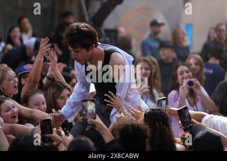 24 mai 2024, New York, New York : (NOUVEAU) Wallows Electrifie Rockefeller Plaza avec Morning performance on the Today Show. 24 mai 2024, New York, USA : Wallows est un groupe de rock alternatif américain connu pour son son énergique et mélodique. Formé à Los Angeles, le groupe se compose de Dylan Minnette (chant, guitare), connu pour son rôle d'acteur dans 13 Reasons Why ; Braeden Lemasters (chant, guitare), également acteur dans des spectacles comme Men of a certain Age ; et Cole Preston (batterie). Ils ont gagné en popularité avec des hits comme ''vous ennuyez-vous encore?'' et sont devenus connus pour leur performance live dynamique Banque D'Images