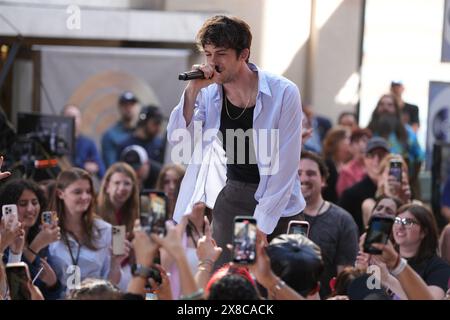 24 mai 2024, New York, New York : (NOUVEAU) Wallows Electrifie Rockefeller Plaza avec Morning performance on the Today Show. 24 mai 2024, New York, USA : Wallows est un groupe de rock alternatif américain connu pour son son énergique et mélodique. Formé à Los Angeles, le groupe se compose de Dylan Minnette (chant, guitare), connu pour son rôle d'acteur dans 13 Reasons Why ; Braeden Lemasters (chant, guitare), également acteur dans des spectacles comme Men of a certain Age ; et Cole Preston (batterie). Ils ont gagné en popularité avec des hits comme ''vous ennuyez-vous encore?'' et sont devenus connus pour leur performance live dynamique Banque D'Images