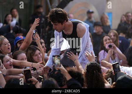 24 mai 2024, New York, New York : (NOUVEAU) Wallows Electrifie Rockefeller Plaza avec Morning performance on the Today Show. 24 mai 2024, New York, USA : Wallows est un groupe de rock alternatif américain connu pour son son énergique et mélodique. Formé à Los Angeles, le groupe se compose de Dylan Minnette (chant, guitare), connu pour son rôle d'acteur dans 13 Reasons Why ; Braeden Lemasters (chant, guitare), également acteur dans des spectacles comme Men of a certain Age ; et Cole Preston (batterie). Ils ont gagné en popularité avec des hits comme ''vous ennuyez-vous encore?'' et sont devenus connus pour leur performance live dynamique Banque D'Images