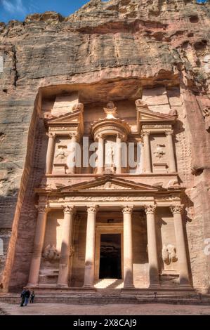 Les touristes en face du trésor, Petra, Jordanie Banque D'Images