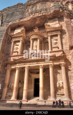Les touristes en face du trésor, Petra, Jordanie Banque D'Images