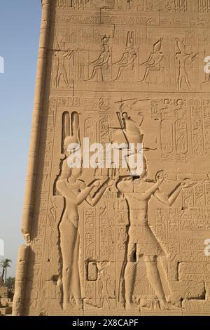 Soulagement de Cléopâtre et Caesarion, Temple d'Hathor, Dendérah, Egypte Banque D'Images