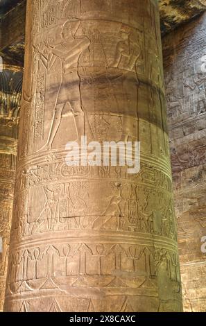 Colonnes de la salle hypostyle, Temple d'Horus, Edfou, Egypte Banque D'Images